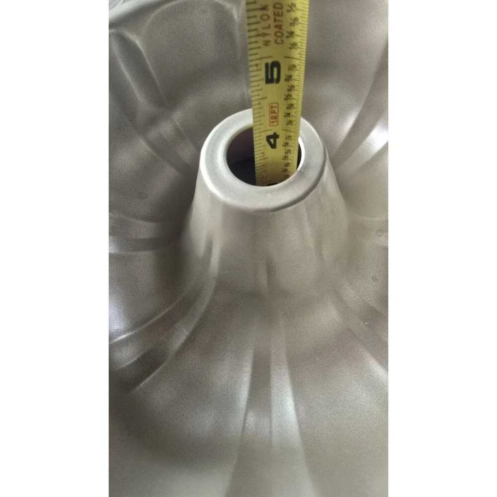 Paris Hilton 10” Nonstick Fluted PINK Cake Bundt Pan / Valentines Easter Cottage - Picture 11 of 13